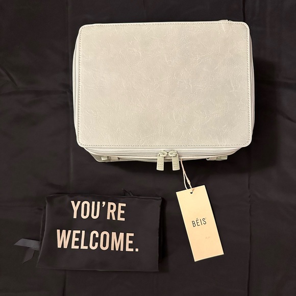 NWT BÉIS The Cosmetic Case in Matcha — Limited Edition and Rare! - Picture 1 of 3